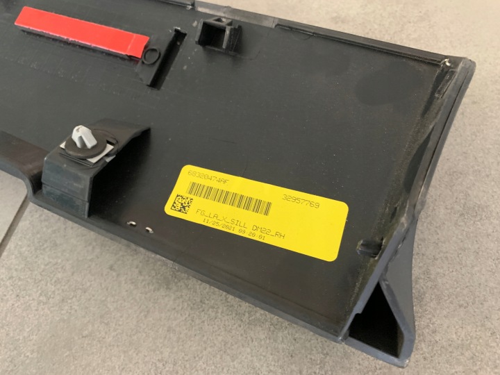 MOULURE REVÊTEMENT SEUIL DROITE DODGE CHALLENGER WIDEBODY SEUIL 68320474AF