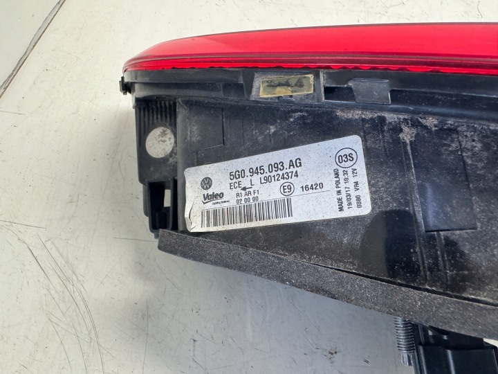 VW GOLF VII LIFT HAYON PHARE GAUCHE ARRIÈRE DANS COUVERCLE DE COFFRE 5G0945093AG