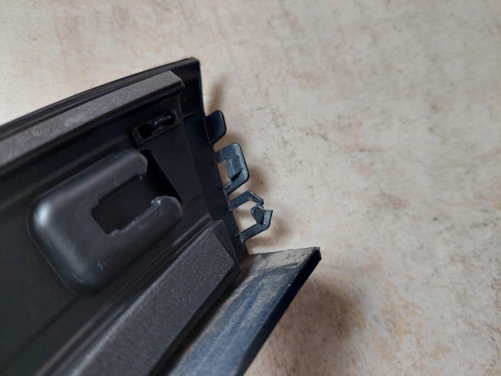 MOULURE GARDE-BOUE GAUCHE AVANT AUDI Q4 E-TRON 89A