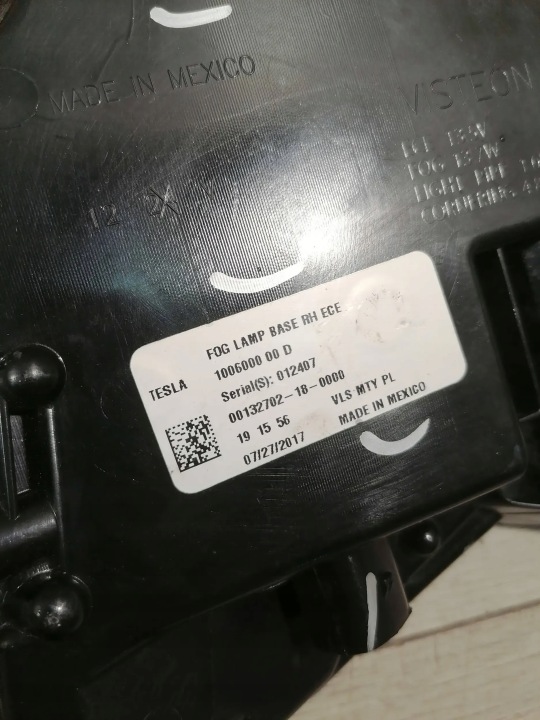 7685. TESLA AVEC PHARES ANTIBROUILLARD DROIT AVANT 1006000-00-D