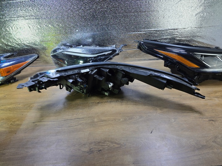 TOYOTA CHR LIFT 2019- PHARE AVANT AVANT DROITE 81110-YP281-00