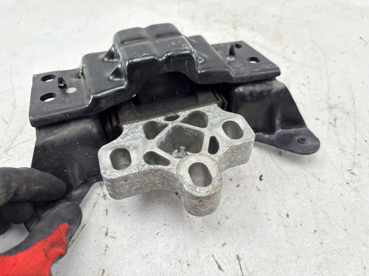 VOLKSWAGEN GOLF VIII 2023 AVEC AVANT SUPPORT FIXATION MOTEUR