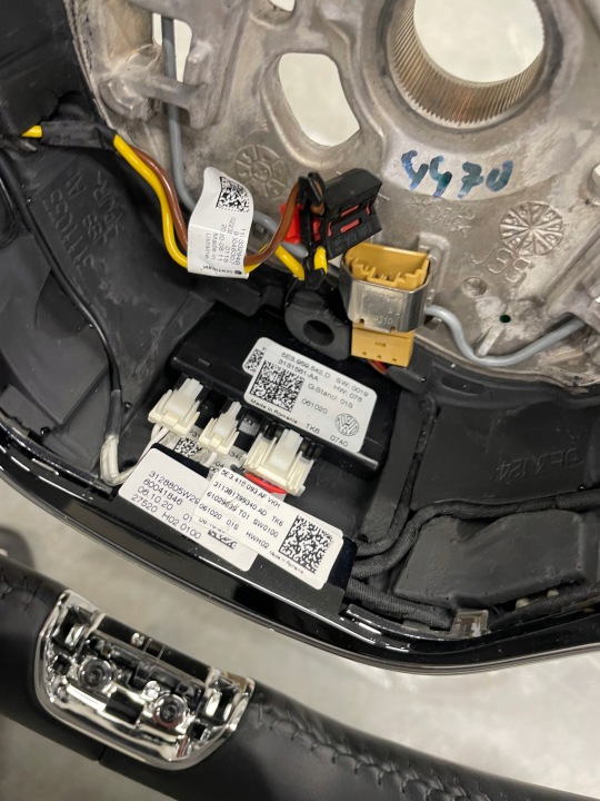 VOLANT SKODA OCTAVIA IV 4 AVEC CHAUFFAGE PALETTES EN BON ÉTAT