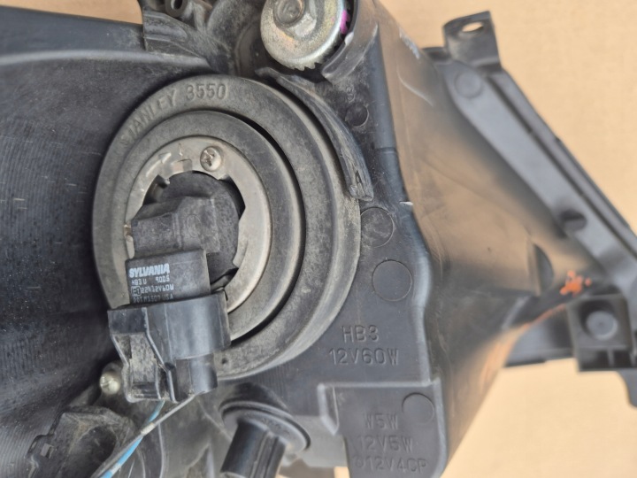 TOYOTA COROLLA VERSO PHARE LEWA.2004-09.DEPO.100%