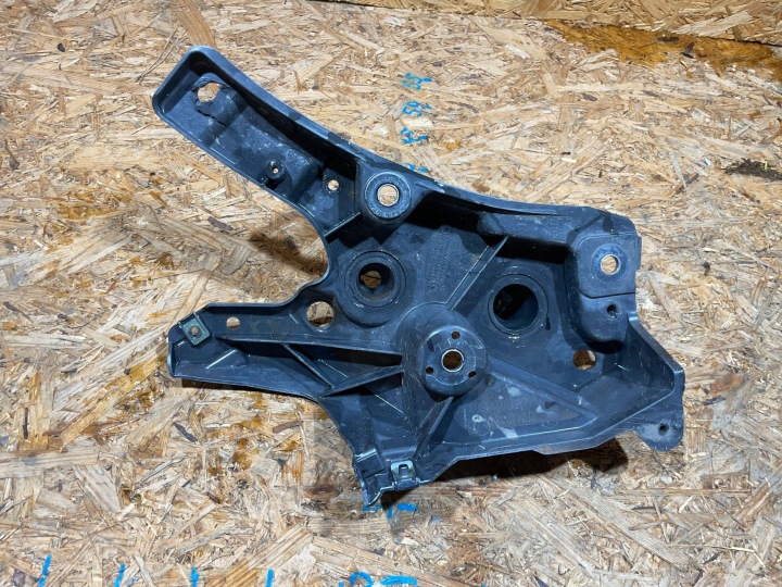 VOLVO XC60 XC-60 II 2 17- FIXATION SUPPORT GARDE-BOUE DROIT AVANT AVANT