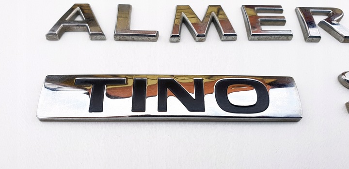 NISSAN ALMERA SE TINO EMBLEMA INSIGNIA - ORIGINAL! 