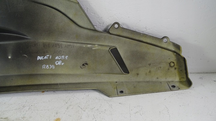 R839 DUCATI 848 11981098 08' PRISE PROTECTION MOTEUR DÉFLECTEUR D'AIR 18032281A