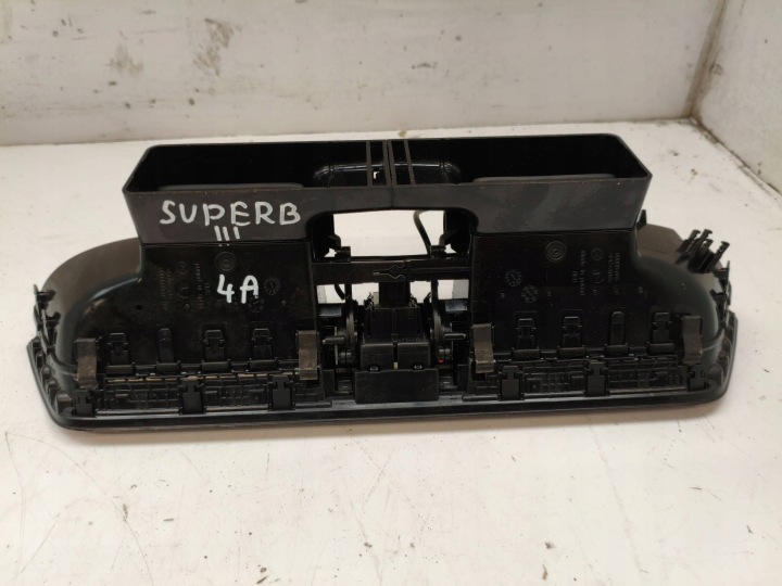 SKODA SUPERB B8 (3V) GRILLE CONDUIT D'AIR CENTRALE CLIMATISATION 3V0820951D