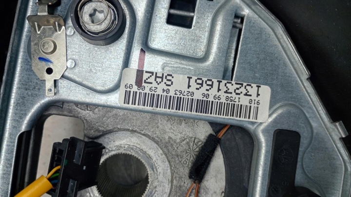 VOLANT OPEL ASTRA H GTC 1.9 CDTI UK 13231661
