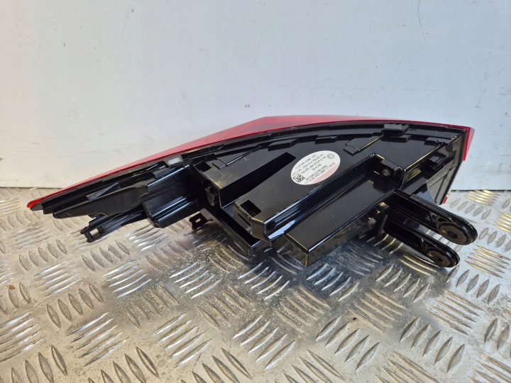 PHARE ARRIÈRE DROITE DANS AILE SKODA ENYAQ 5LA945208E