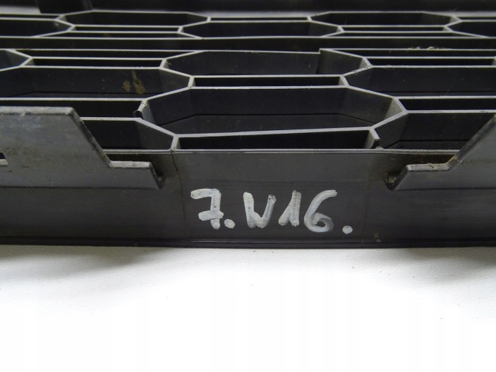 GRILLE CENTRALE GRLLA PARE-CHOCS AVANT 5E0853677L SKODA OCTAVIA III