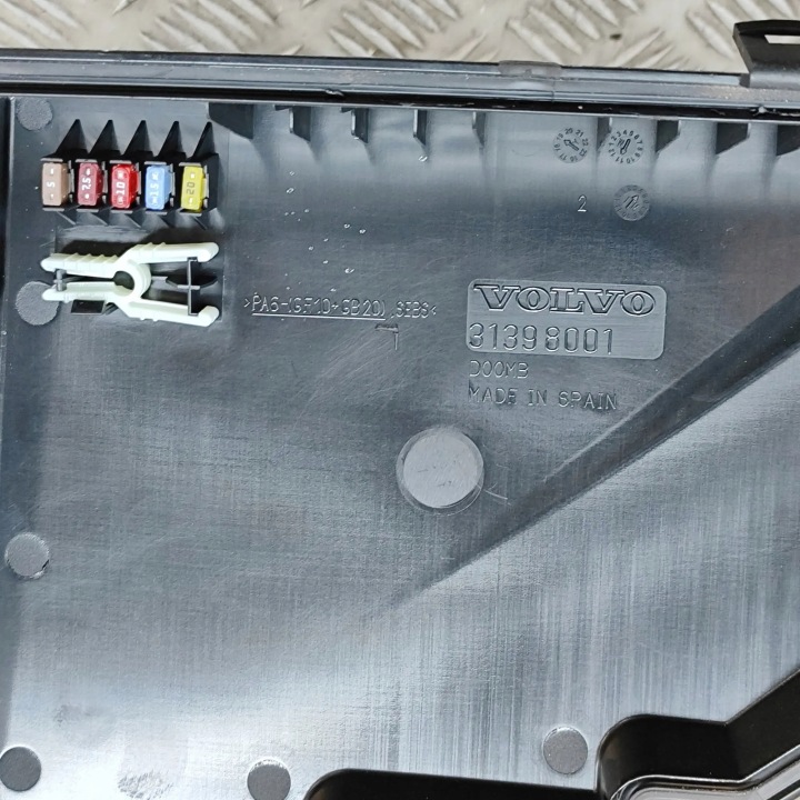 COUVERCLE BOÎTES FUSIBLES VOLVO OE 31398001