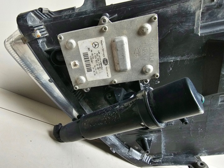 PHARE AVANT DROITE MERCEDESD SLK W171 XÉNON LAVE-GLACE EUROPE A1718202661 KZ