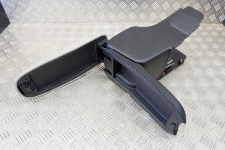 ACCOUDOIR TOYOTA YARIS (_P21_) 58857K0020 1.5L HYBRID 85KW 2021