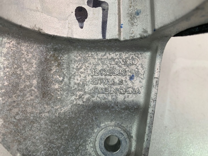 VOLVO XC90 II T8 POIGNÉE FIXATION POMPES EAU 32138983