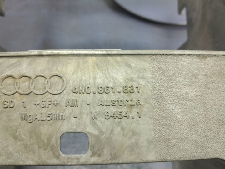 AUDI A8 D5 CHÂSSIS PODSTWA TUNNELS CENTRAL EUROPE 4N0861831