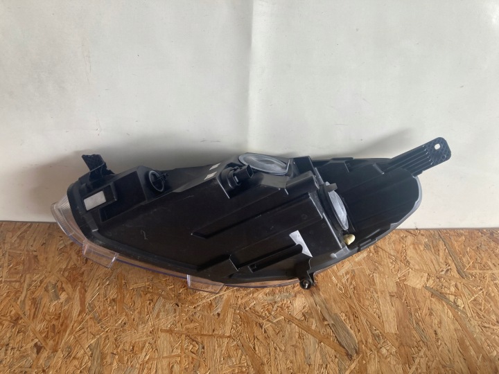 FIESTA MK8 16- PHARE DROITE AVANT H1BB-13W029-AG