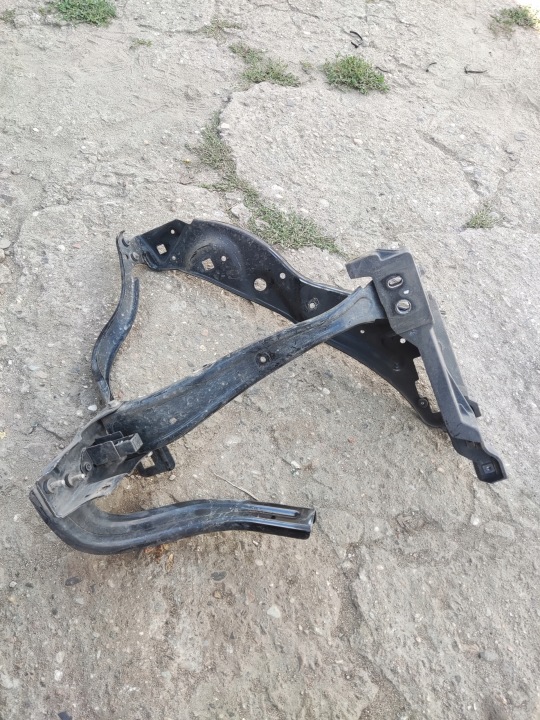 MERCEDES E CLASSE W212 OCULAIRE GAUCHE FIXATION PHARES A2126200191
