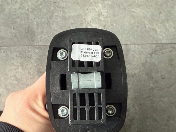 FIXATION CLOISON COUVERCLES DE COFFRE BANDE VW AUDI SEAT SKODA 4F9860204