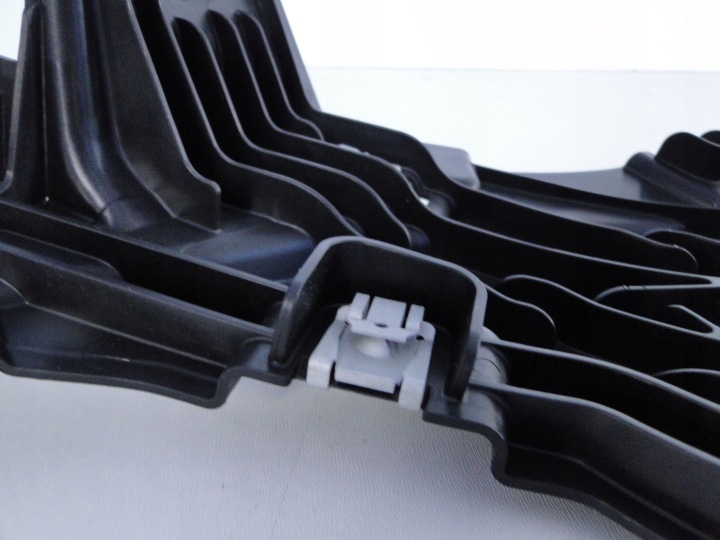 MERCEDES C CLASSE 206 PROTECTION PASSAGE DE ROUE GAUCHE AVANT TRIANGLE ORIGINAL