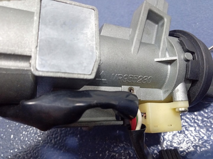 CONTACTEUR D'ALLUMAGE CLÉ MITSUBISHI OE MR955230