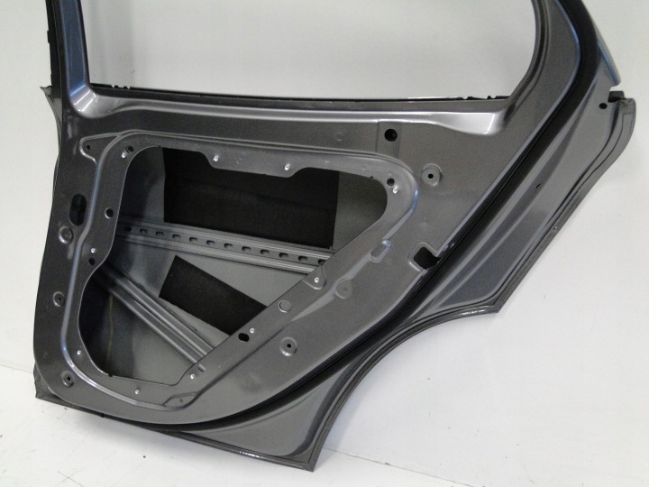 MERCEDES PORTES ARRIÈRE DROIT COULEUR GRISE ARRIÈRE DROIT GLA 156 X156