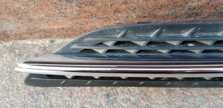 MERCEDES SLK R172 GRILLE BOUCHON DANS AILE DROITE