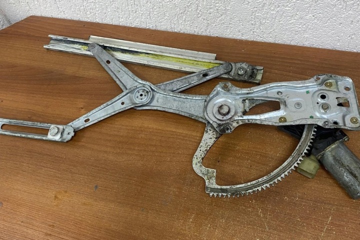 ÉLÉVATEUR VITRES PORTES ARRIÈRE AVEC MOTEUR AUDI 100 (5000) 0130821708 DIESEL