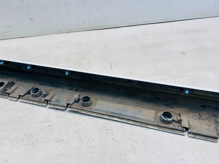 #57 COROLLA E21 UNIVERSEL PROTECTION MOULURE EXTÉRIEUR SEUIL GAUCHE 040 ENDOMMAGÉE