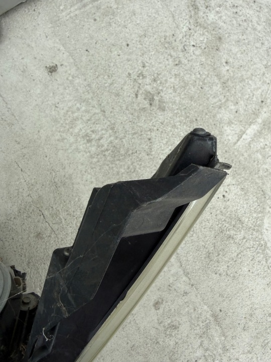 PHARE GAUCHE AVANT TOYOTA AVENSIS T27 09-11.