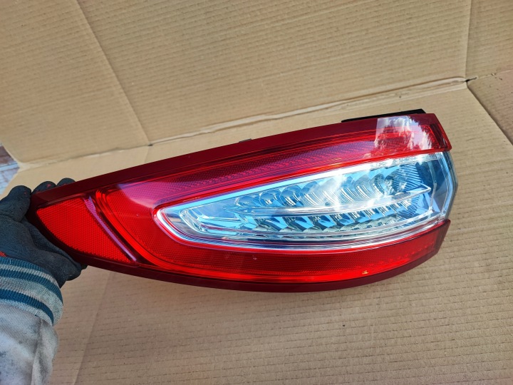 FORD MONDEO MK5 2.0 TDCI PHARE GAUCHE ARRIÈRE DANS AILE HAYON BERLINE COMPACTE LED