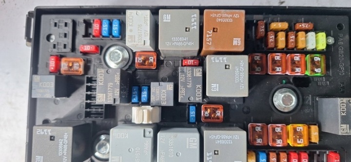BOÎTE FUSIBLES OPEL ASTRA IV C11000139