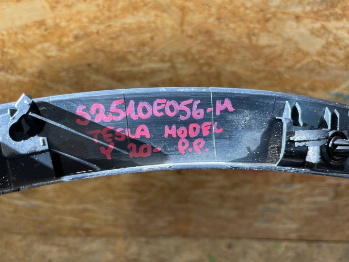 TESLA MODÈLE Y 20- MOULURE REVÊTEMENT SUR AILE DROIT AVANT AVANT