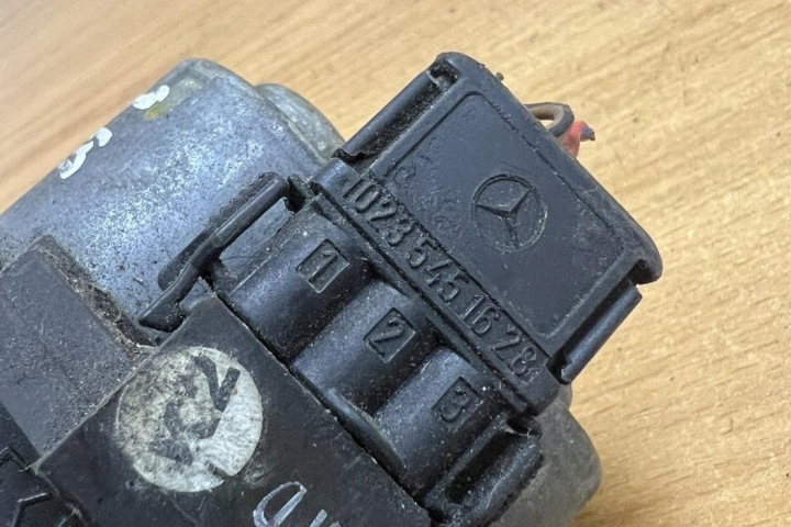 SOUPAPE RADIATEUR RÉCHAUFFEURS MERCEDES-BENZ E (W210) 0235451628 2.2L DIESEL