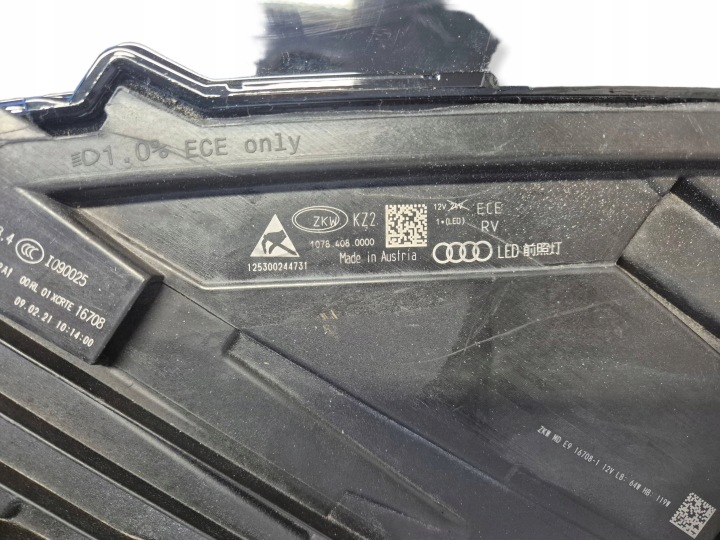 PROJECTEUR AVANT CÔTÉ DROITE AUDI Q8 1090025