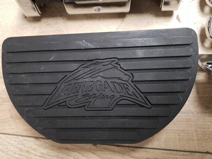 PLATES-FORMES PASSAGER RENEGADE BISU 0711 SUZUKI VZ800 MARAUDER