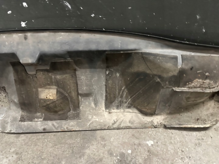 PAROI DISTINCTIVE DOUBLURE DE PASSAGE DE ROUE VW SHARAN LIFT 7M3819525E