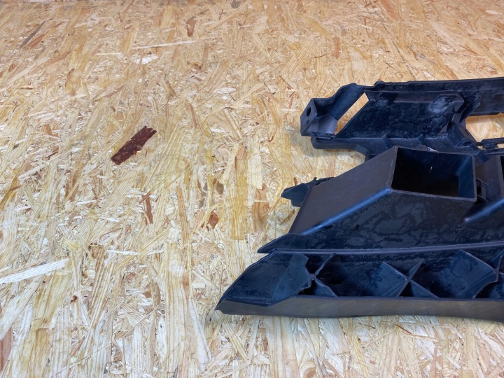 FIXATION GLISSIÈRE PARE-CHOCS DROIT AVANT BMW 6 F12 F13 7211496