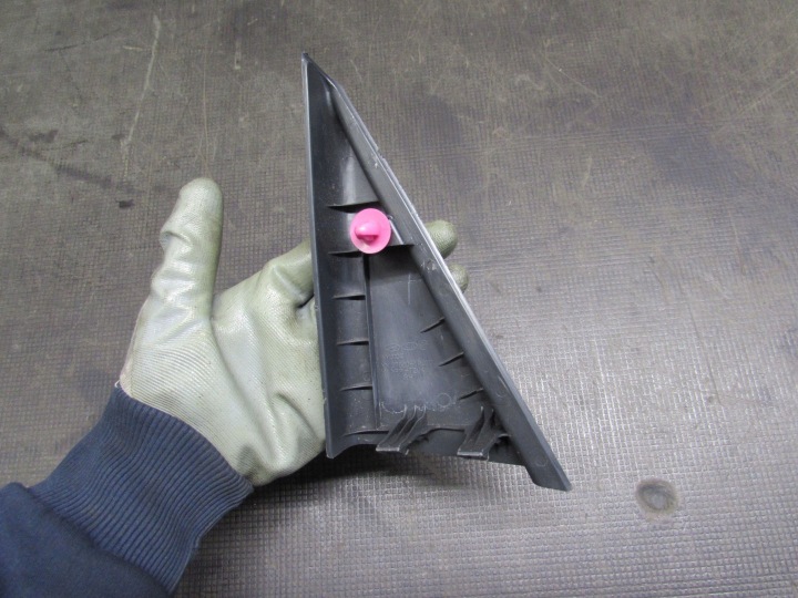 BOUCHON TRIANGLE DROIT AVANT KIA VENGA 09-15R 97660-1P010