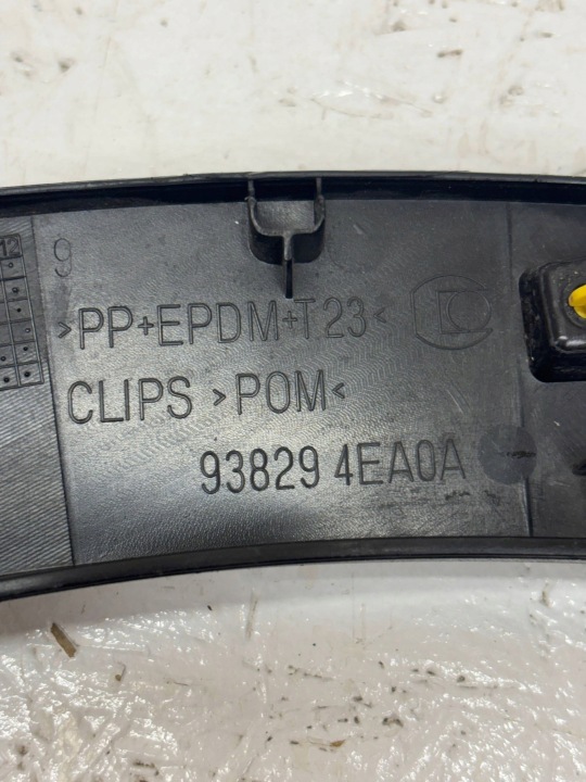 NISSAN QASHQAI 2010 ARRIÈRE CÔTÉ GAUCHE MOULURE GARDE-BOUE ARRIÈRE 938294EA0B
