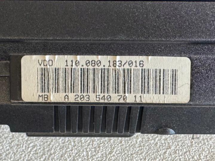 COMPTEUR TABLEAU DE BORD COMPTEUR DE VITESSE MERCEDES ESSENCE W203 VDO A 203 540 70 11