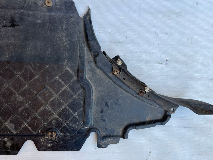 AUDI A4 B8 A5 PROTECTION SOUS MOTEUR 8K0863821