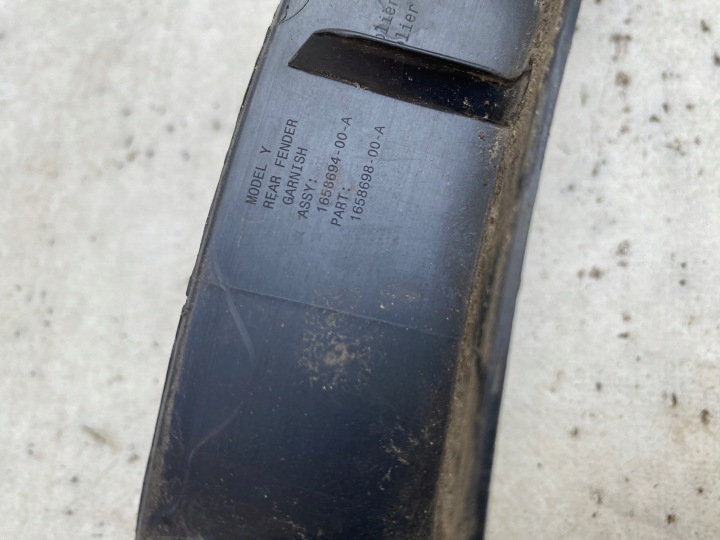 TESLA Y MOULURE REVÊTEMENT GARDE-BOUE DROIT ARRIÈRE 1658694-00-A