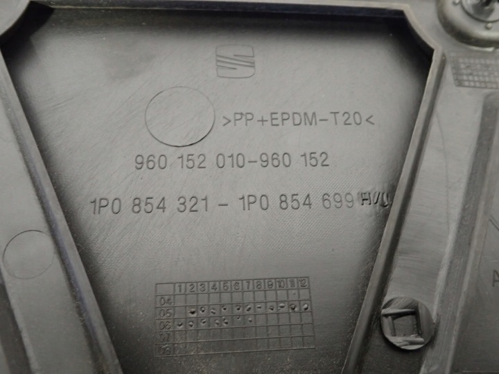 DOUBLURE DE PASSAGE DE ROUE MOULURE SUR CAPOT SEAT LEON II