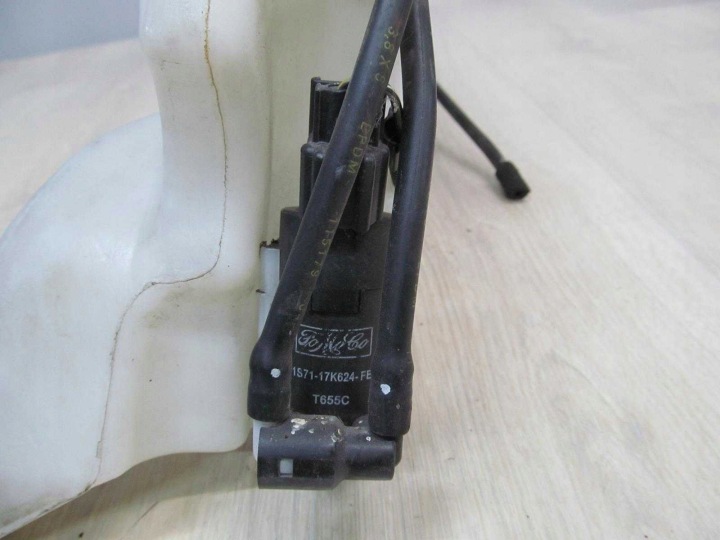 FORD CMAX RÉSERVOIR LAVE-GLACES 6M5T-F221050