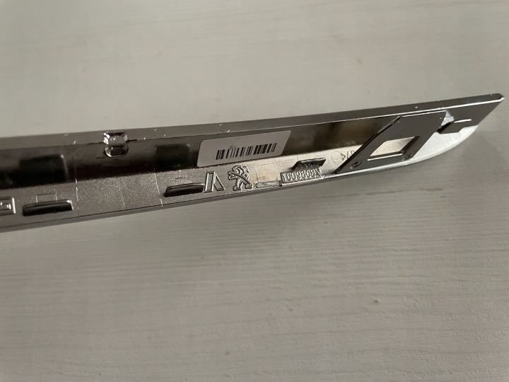 PEUGEOT 208 I A9 LIFT 2015-2019 MOULURE MONOGRAM GRILLE DE RADIATEUR VERT OE