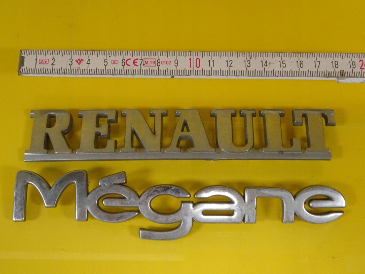 INSIGNE EMBLÈME INSCRIPTION COUVERCLES DE COFFRE ARRIÈRE RENAULT MEGANE I NR312