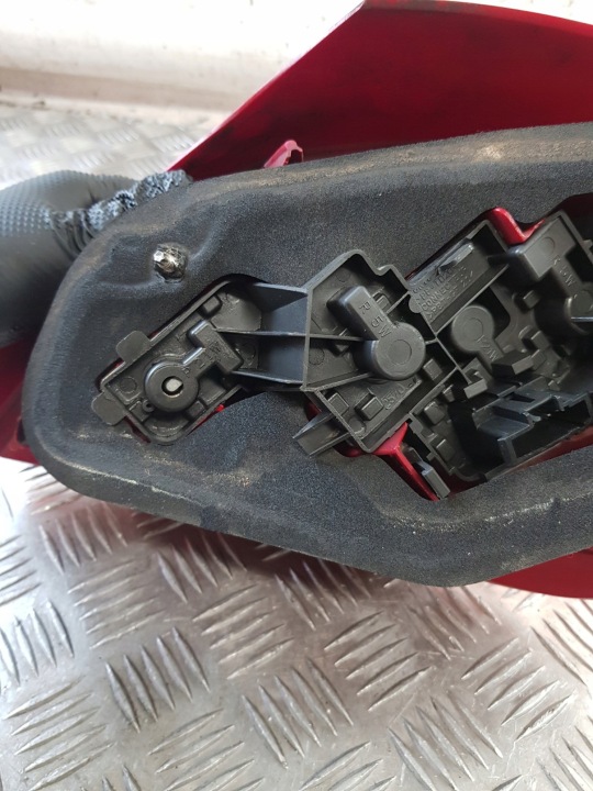 PEUGEOT 307 LIFT HAYON PHARE ARRIÈRE GAUCHE 557676B