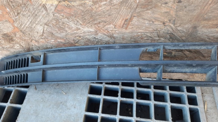 GRILLE PARE-CHOCS VOLKSWAGEN POLO III 6N 6N0853677