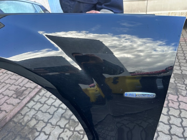 MERCEDES C CLASSE W204 AILE AVANT GAUCHE GAUCHE NOIR PEINTURE 040 EN BON ÉTAT
